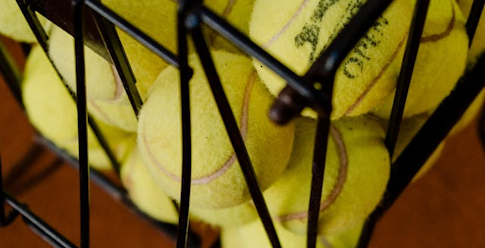 Tennisbold i kurv